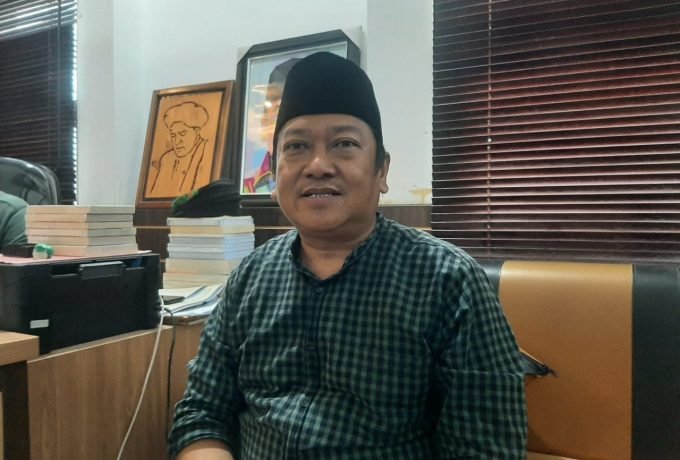 PENJELASAN: Ketua KPU Provinsi Kaltara saat berikan penjelasan terkait surat suara tertukar.