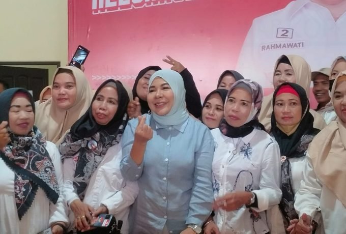 DUKUNG: Hj. Rahmawati saat bersama para relawan di Posko Kemenangan. (FOTO: SUNNY CELINE/BENUANTA)
