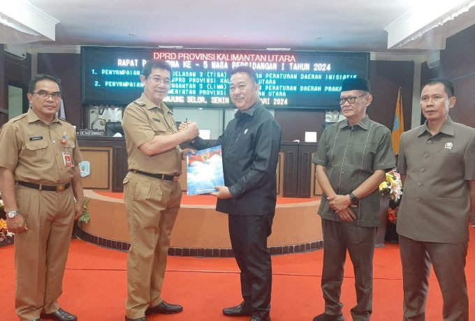 PENYERAHAN: Wakil Gubernur Kaltara Yansen TP saat lakukan penyerahan dokumen ranperda kepada DPRD Kaltara.