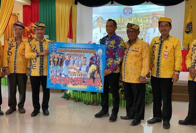 SERAHKAN : PDAM Kota Tarakan saat menyerahkan deviden secara simbolis kepada Pemkot Tarakan (FOTO: SUNNY CELINE/BENUANTA)