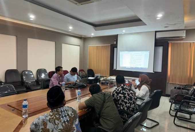 DENGARKAN: Bawaslu Kota Tarakan saat mendengarkan keterangan ahli kepemiluan terkait kasus dugaan pelanggaran pemilu yang berlangsung di Bawaslu RI. (Dok: Bawaslu Tarakan)