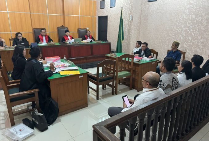 BERI KETERANGAN : Kelima orang saksi yang dihadirkan JPU di PN Samarinda untuk memberikan keterangan terkait dugaan pidana korupsi proyek pembangunan rumah kuliner Kotaku. (Dok: Kejari Tarakan)