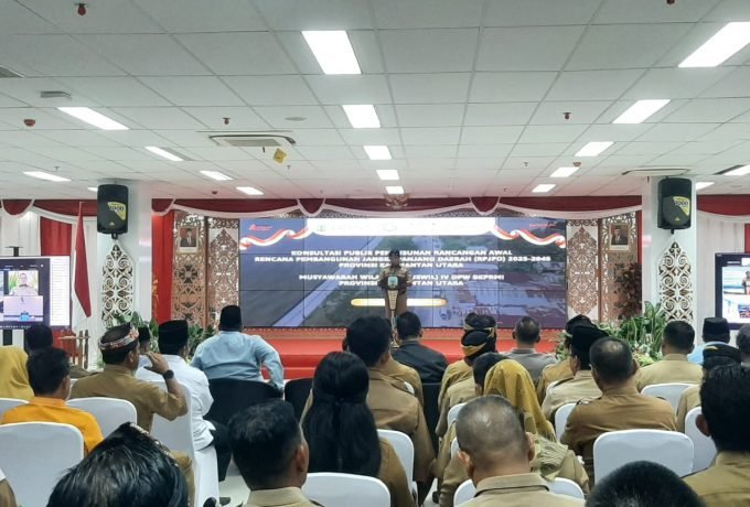 BUKA : Gubernur Kaltara Zainal Arifin Paliwang saat membuka kegiatan konsultasi publik penyusunan RPJPD.