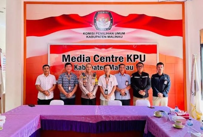 FOTO BERSAMA : Jajaran Komisioner KPU dan Kapolres Malinau saat melakukan sesi foto bersama di media center KPU Malinau.