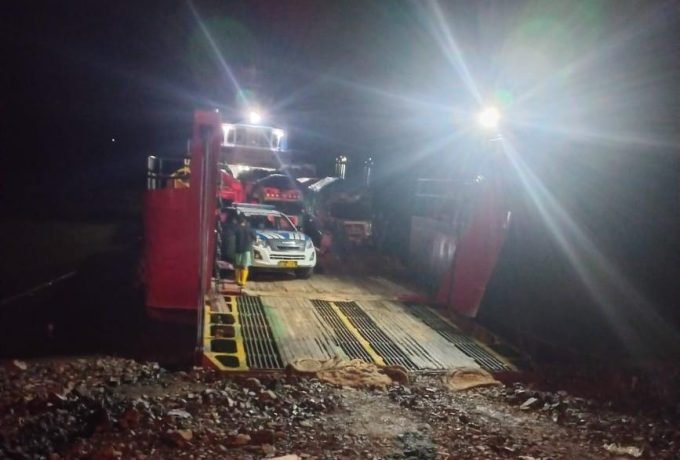 DISTRIBUSI : Tampak pendistribusian logistik Pemilu menggunakan LCT ke beberapa wilayah dengan medan yang cukup berat oleh KPU Nunukan.