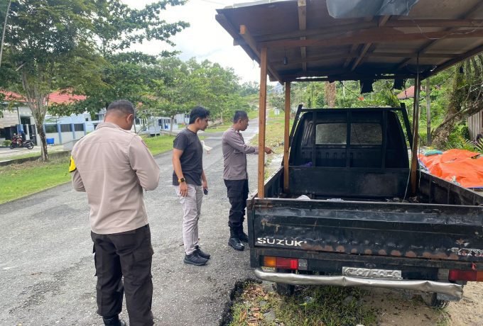 PERIKSA: Polsek Tarakan Timur saat berada di TKP terbakarnya pick up di Jalan Kusuma Bangsa pada Jumat, 9 Februari 2024. (Dok: Polsek Tarakan Timur)