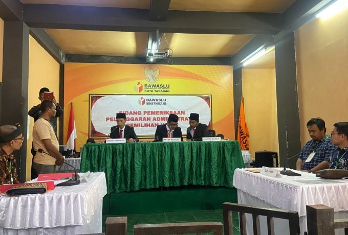 SIDANG : Sidang adjudikasi dari laporan dugaan pelanggaran administrasi pemilu di Ruang Sidang Bawaslu Tarakan, beberapa waktu lalu. (Foto: Endah Agustina/Benuanta)