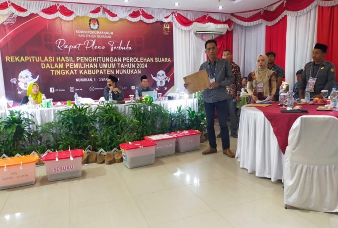 PLENO : Pelaksanaan rapat pleno terbuka rekapitulasi hasil penghitungan perolehan suara dalam Pemilihan Umum tahun 2024 tingkat Kabupaten Nunukan (FOTO: Novita A.K/ BENUANTA)