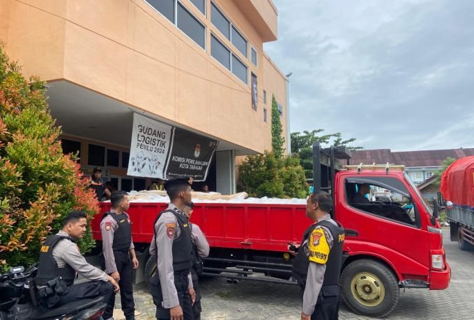 LOGISTIK : Personel kepolisian saat melakukan pengamanan terhadap pergeseran kotak suara dari Gudang Logistik. (Foto: Endah Agustina/Benuanta)