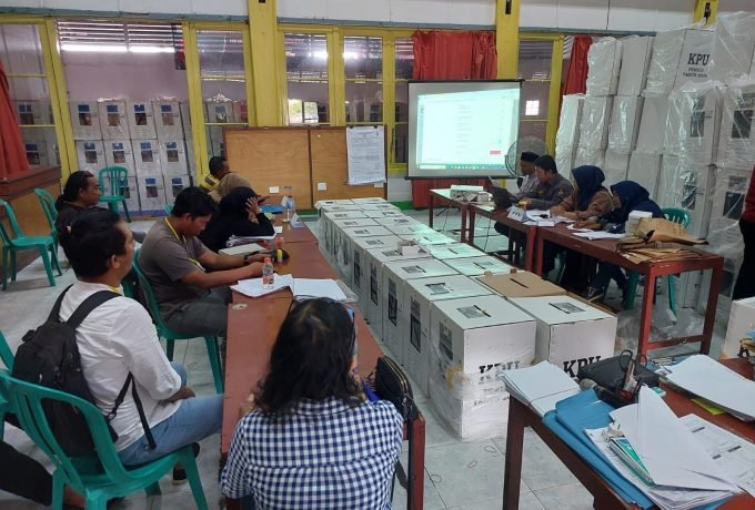 REKAPITULASI : Pleno rekapitulasi suara di Kecamatan Tarakan Tengah pada Kamis, 29 Februari 2024. (Foto: Endah Agustina/Benuanta)