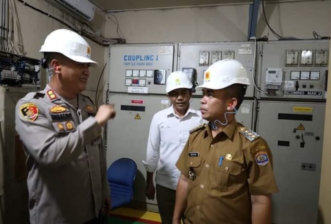 PENGECEKAN: Penjabat (Pj) Wali Kota Tarakan saat mendatangi kantor PLN Tarakan (FOTO: IST):