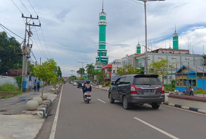LOKASI : Lokasi Jalan APT Pranoto dekat Masjid Agung Tanjung Redeb serta berdampingan Gereja Katolik Santo Eugenius merupakan daerah padat aktivitas masyarakat serta sering terjadi kecelakaan kendaraan karena aksi kebut-kebutan.