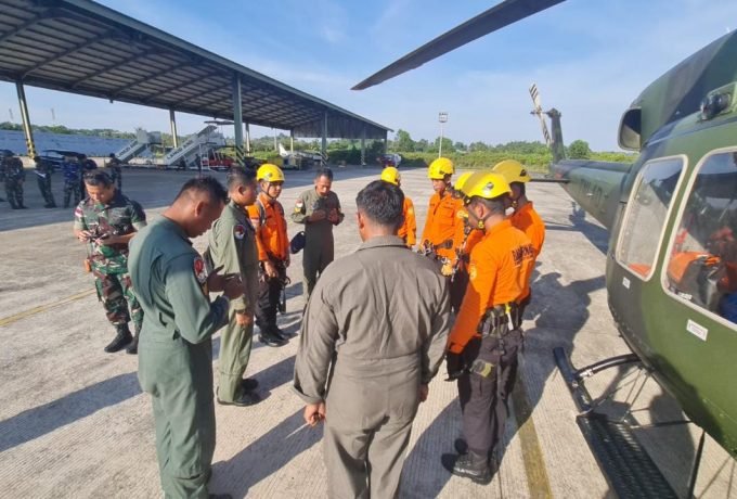 PENCARIAN: Tim Basarnas Tarakan saat melakukan pencarian pesawat perintis PK-SNE menggunakan Heli pada Jumat, 8 Maret 2024. (Dok: Basarnas Tarakan)