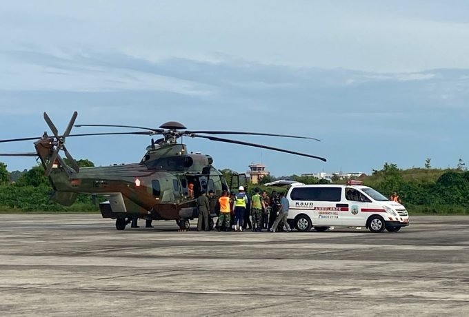 EVAKUASI: Evaluasi korban dari Heli Caracal ke mobil ambulans untuk dibawa ke RSUD dr. H JSK di Lanud Anang Busra pada Ahad, 10 Maret 2024. (Foto: Endah Agustina/Benuanta