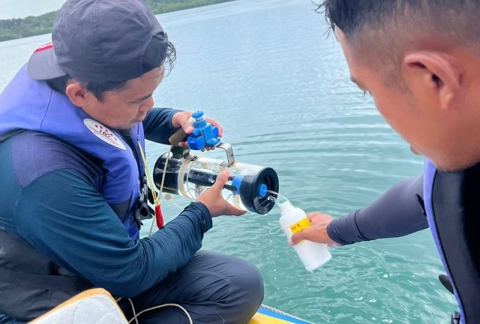 PENELITIAN : Tim BKSDA Kaltim Berau bersama Universitas Mulawarman saat melakukan penelitian ubur-ubur hilang di Danau Laguna Pulau Kakaban.