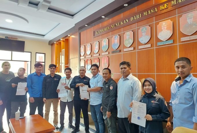 LAPOR : Bawaslu Nunukan saat melaporkan kasus dugaan money politic ke Satreskrim Polres Nunukan (FOTO: Bawaslu Nunukan)