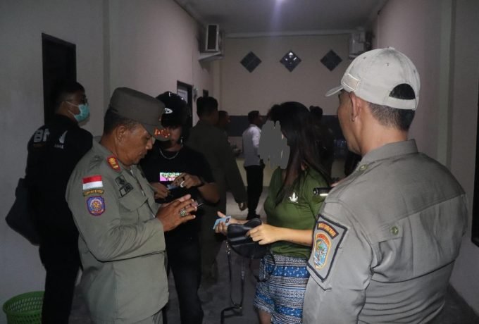 RAZIA: Satpol PP Tarakan saat melakukan pendataan tangkapan sejoli bukan mukhrim hasil dari razia pada Selasa, 5 Maret 2024, malam. (Dok: Satpol PP Tarakan)