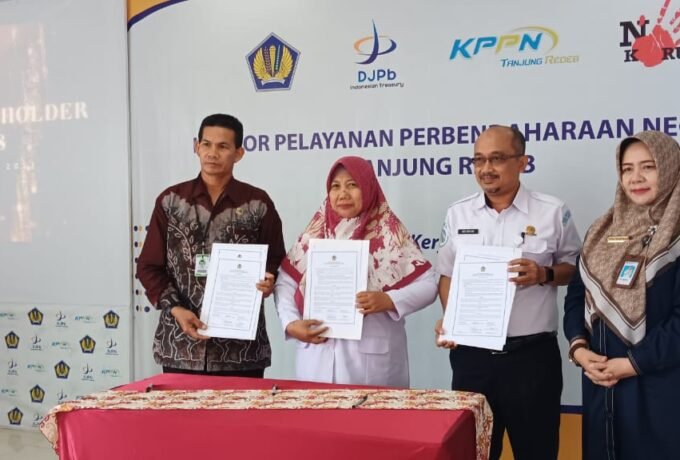 PENGHARGAAN : Kepala KPPN Tanjung Redeb Viera Martina Rachmawati saat memberikan penghargaan kepada satuan kerja berperstasi.