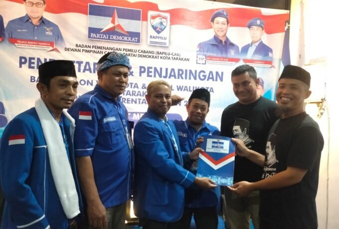 SERAHKAN: Penyerahan formulir Pemilihan Pilwali oleh Partai Demokrat kepada Komunitas Setia bersama dr Khairul (FOTO: SUNNY CELINE/BENUANTA)