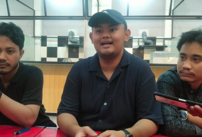 KONFERENSI PERS: Ketua, Sekretaris dan Bendahara Komunitas Generasi Z Kaltara saat menyampaikan dukungan ke Arifin Paliwang. (FOTO: SUNNY CELINE/BENUANTA)