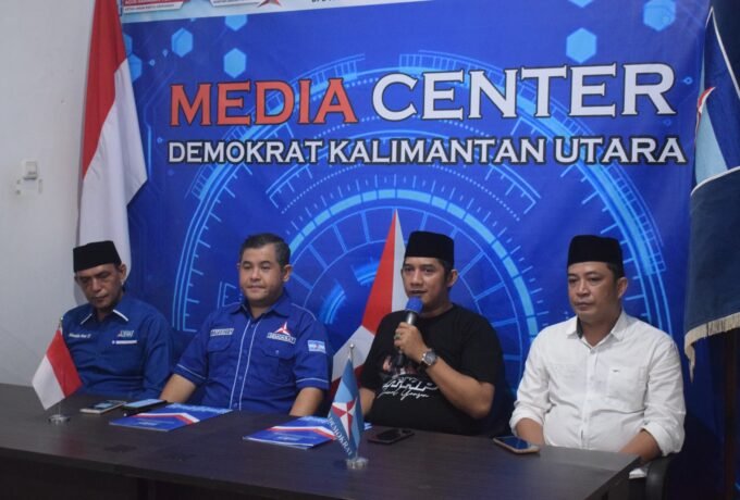 FORMULIR : Tim koordinator Akbar Syarif saat mendatangi kantor Demokrat untuk mengambil formulir penjaringan kepala daerah.(foto:Ikke/benuanta)