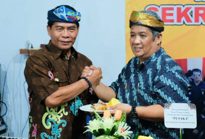 FOTO BERSAMA : Gubernur Kaltara, Zainal Arifin Paliwang (kiri) saat berfoto bersama Ketua Ormas Pusaka Kaltara, Agus Toni (kanan). (ist)
