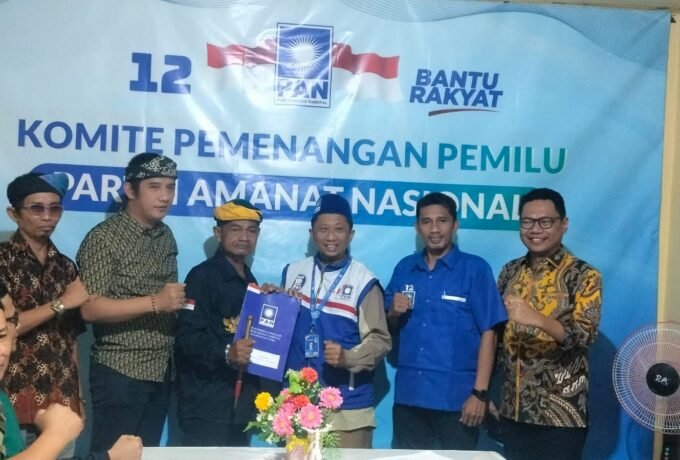DATANGI: Aliansi ZAP 86 saat mengambil formulir ke Sekretariat PAN Kaltara (