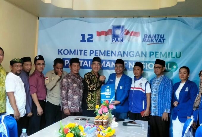 PENJARINGAN : Tim Relawan 13 Syamsi Sarman saat mengambil formulir penjaringan di sekretariat PAN (FOTO: SUNNY CELINE/BENUANTA)