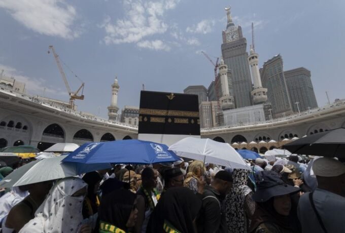 jamaah-haji-melaksanakan-tawaf-ifada