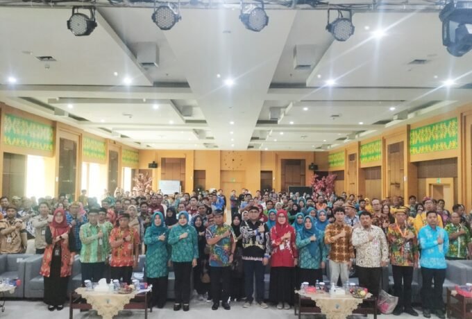 HADIR: Gubernur Kaltara, Dr HC Zainal Arifin Paliwang saat menghadiri kegiatan rembuk desa di Kota Tarakan (FOTO: SUNNY CELINE/BENUANTA)