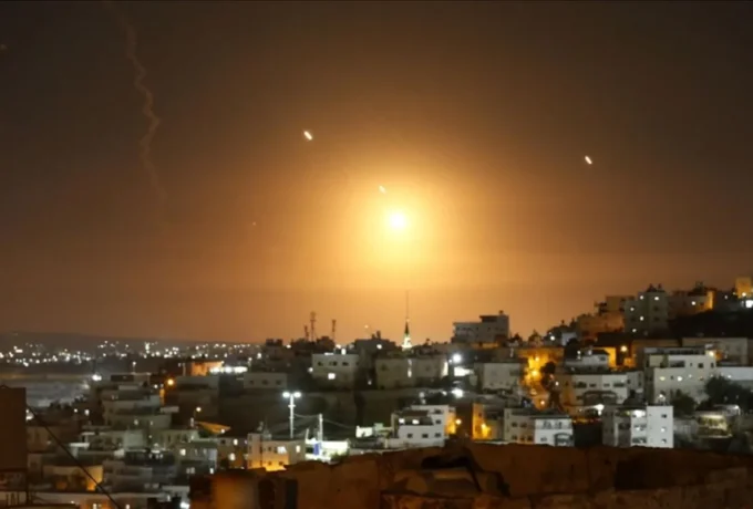 serangan-rudal-Iran-dari-langit-Hebron-Tepi-Barat.jpg