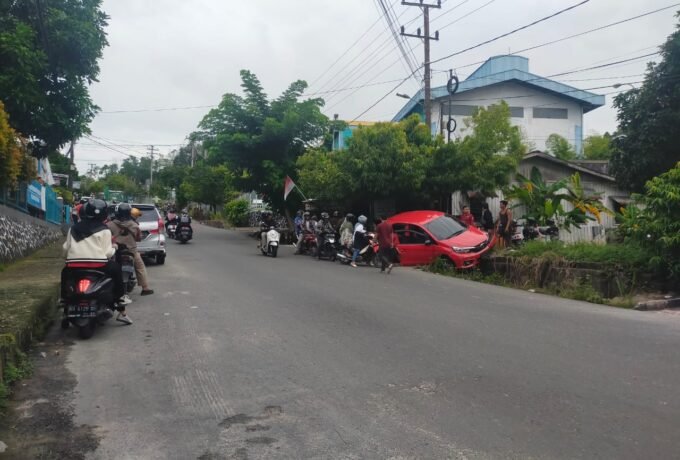 LAKALANTAS: Kondisi Honda Brio berwarna merah yang menghantam badan Jalan di Gunung Belah, Kota Tarakan (FOTO: IST)