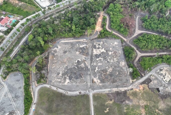 PENGERJAAN : Tampak Kebun Raya Bunda Hayati yang saat ini masih proses pembangunan.