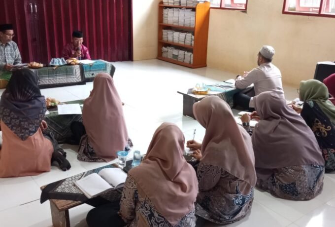 SOSIALISASI: Ketua Pokjawas Madrasah Kantor Kementerian Agama Kabupaten Bulungan, Samsuddin saat melaksanakan sosialisasi kepada kepala madrasah dan dewan guru (Dokumentasi Kemenag Bulungan).