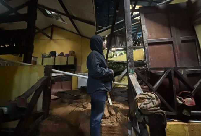 TERTIMBUN: Kondisi terkini rumah korban yang tertimbun longsor di RT 60 Jalan Aki Balak Kelurahan Karang Anyar pada Rabu, 29 Januari 2025. (FOTO: ENDAH AGUSTINA/BENUANTA).