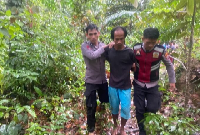 DITANGKAP : Personel Satreskrim Polsek Malinau Utara saat mengamankan tersangka yang diduga kuat membunuh seorang lansia yang merupakan orangtua kandung.
