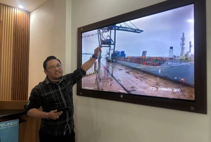 TUNJUKKAN: Manager Teknik PT Pelindo Peti Kemas Tarakan, Zul Haidir menunjukkan crane yang mengalami trouble di Pelabuhan Malundung Kota Tarakan pada Rabu, 15 Januari 2025. (FOTO: ENDAH AGUSTINA/BENUANTA).