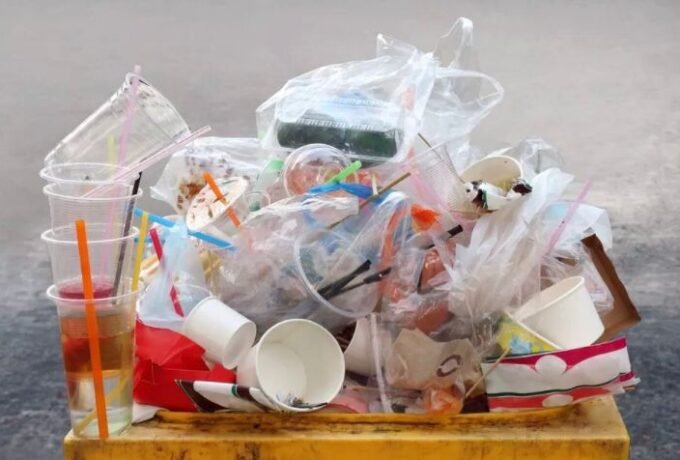 Ilustrasi sampah plastik