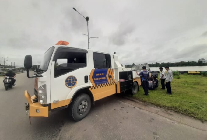 DIDEREK: Mobil yang terparkir lama di tepian Sungai Kayan diderek petugas Dishub.