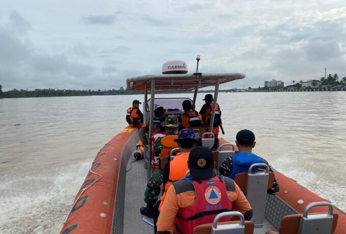 UPAYA: Tim SAR gabungan telah berupaya melakukan pencarian korban terakhir di perairan Sungai Temangga.