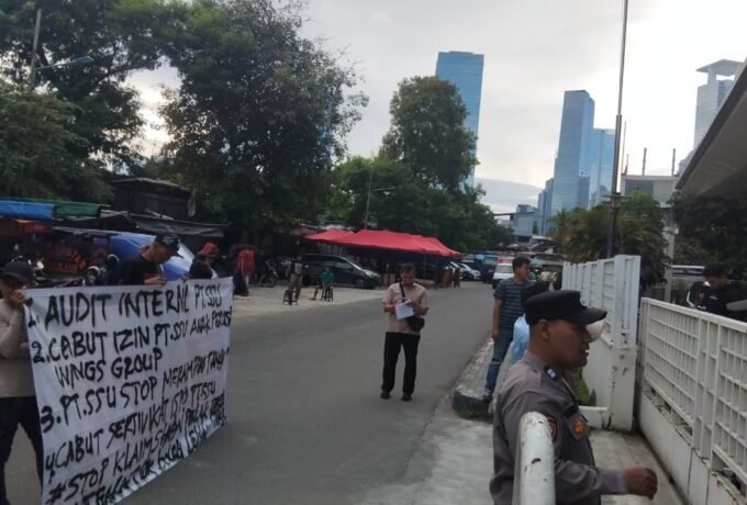 AKSI : Puluhan pemuda yang tergabung dalam Kaum Muda Nusantara menggelar aksi di depan Wisma GAWI Jakarta Selatan (Foto: ISTIMEWA)