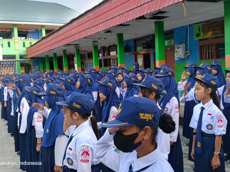 UPACARA : Siswa siswi SMP Negeri 2 Nunukan melaksanakan upacara.