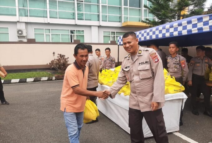 MENERIMA: Warga saat menerima baksos berupa bahan pokok dari Polresta Bulungan.