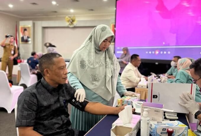 PEMERIKSAAN : Bupati Bulungan saat melakukan pemeriksaan kesehatan di Gedung Kementerian Dalam Negeri Republik Indonesia. (FOTO: ISTIMEWA)