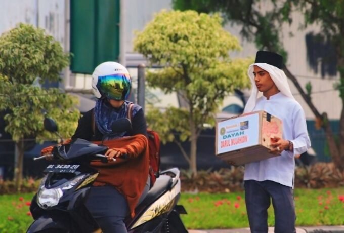 SUMBANGAN : Salag satu ilustrasi praktik donasi yang kerap ditemui di jalan – jalan. Praktik ini ditengarai punya berbagai kedok yang menjurus pada penipuan. (FOTO: Internet)