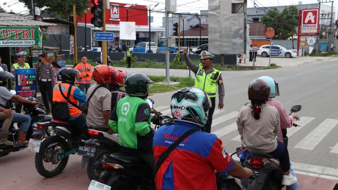 Ditlantas Polda Kaltara Gelar Sosialisasi Ruang Henti Khusus (RHK) di Simpang Unikal Tanjung Selor – Benuanta